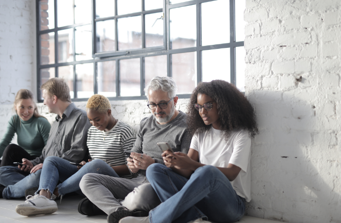 Persone che comunicano tra di loro in riferimento al prezzo marketing