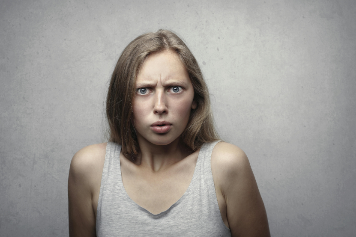 Una ragazza dubbiosa su come prepararsi a una sessione