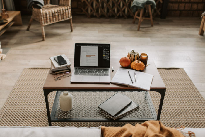 Ambiente di lavoro quotidiano con computer, appunti e libri, pensato per un funzionamento sostenibile