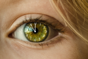 Occhio con orologio interno, metafora dell’adattamento continuo e del tempo che accumula sovraccarico